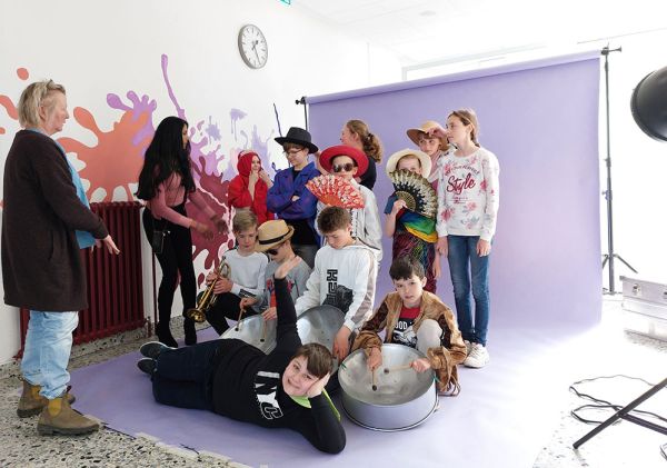 Karin ordnet ein Gruppenfoto