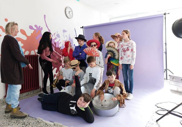 Karin ordnet ein Gruppenfoto